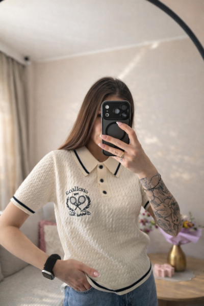 Dzianinowy sweter polo z naszywką